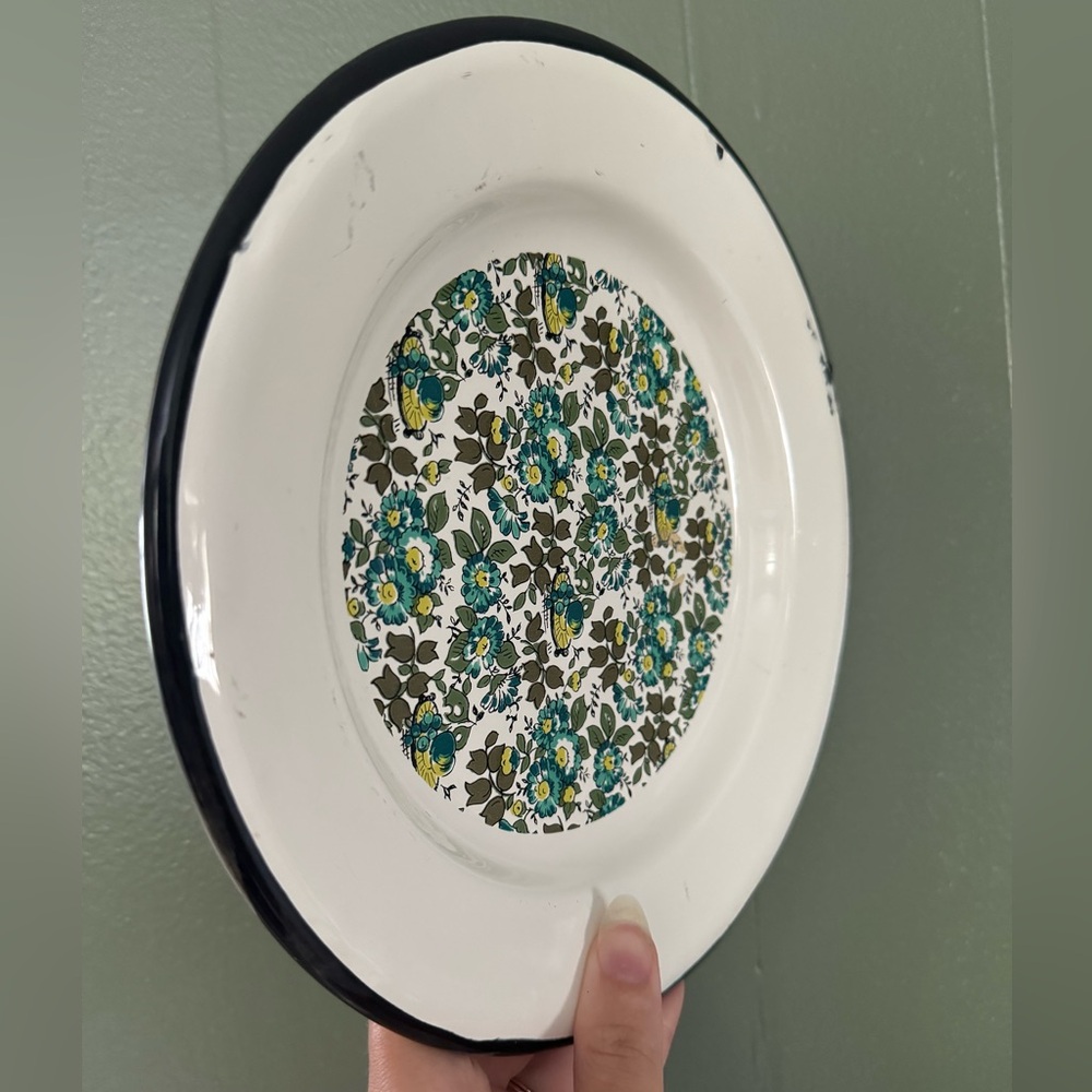 ENAMELED METAL PLATE / DISH SMALL FLOWER DESIGN  BLACK TRIM  NICE ONE VINTAGE